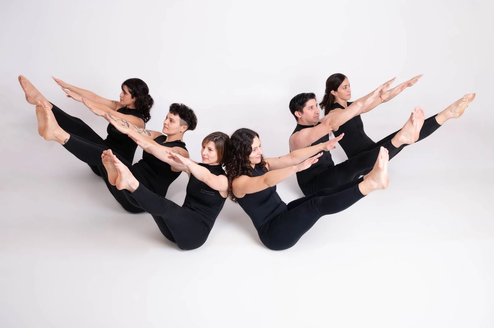 El equipo de Elementos practicando Pilates en el estudio