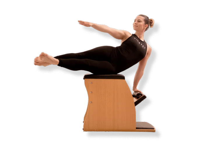 Practicante realizando un ejercicio de Pilates sobre una silla